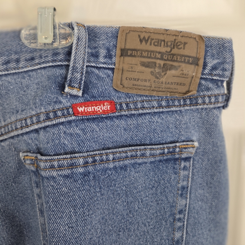 Mens Wrangler Relaxed Fit Straight Leg Jeans - Picture 9 of 11